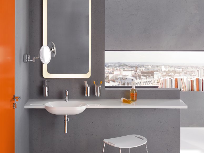 lavabo avec tabouret et miroir