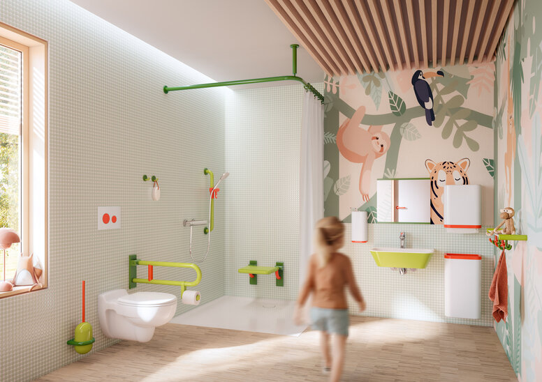 Salle de bain colorée et adaptée aux enfants, équipée d'accessoires sanitaires dans les tons vert, blanc et corail.