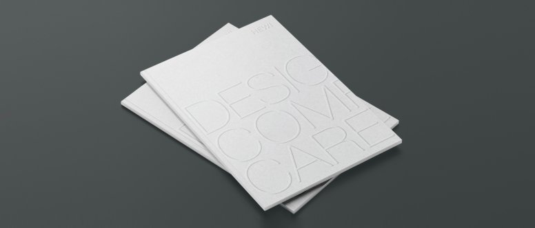 Twee gestapelde brochures met de naam Design Comfort Care