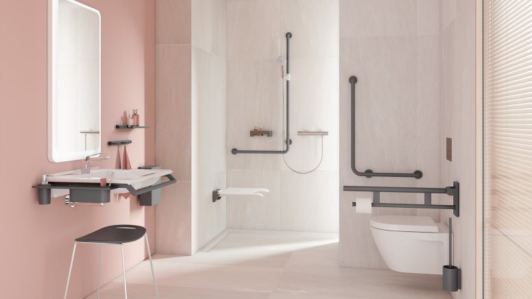 Salle de bain accessible avec lavabo, espace douche et WC