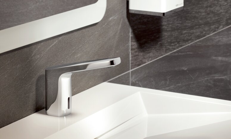 Sensoric single-lever basin mixer